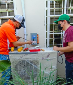 Dos Hombres con un sistema VRF que se usa junto con splits de aires acondicionados para mejorar la distribución del aire