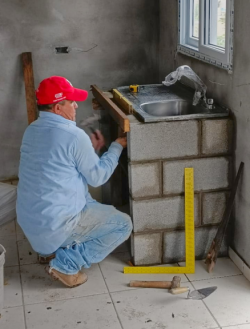 Un albañil trabaja en la construcción de un lavabo