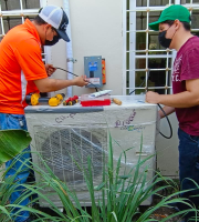 Miniatura de dos Hombres con un sistema VRF que se usa para distribuir mejor el aire acondicionado.