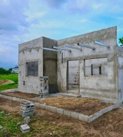 Miniatura de vista oblicua de la casa en construcción, paredes levantadas